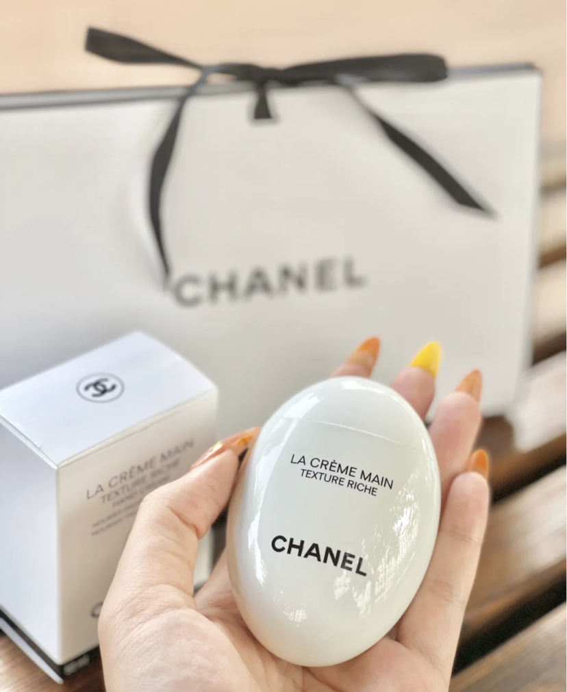 属于很轻薄的乳液质地很好推开,保湿度很高而且留香持久,就像使用了香水一样哦!