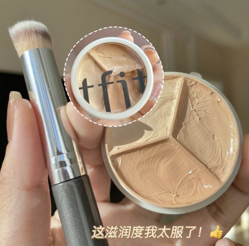 属于非常丝滑的三色遮瑕膏,用指腹打圈后使用膏体会更滋润