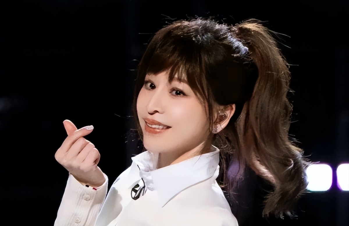 但没想到王心凌这匹黑马,以一曲《爱你》红爆全网,把节目组整得措手不及。