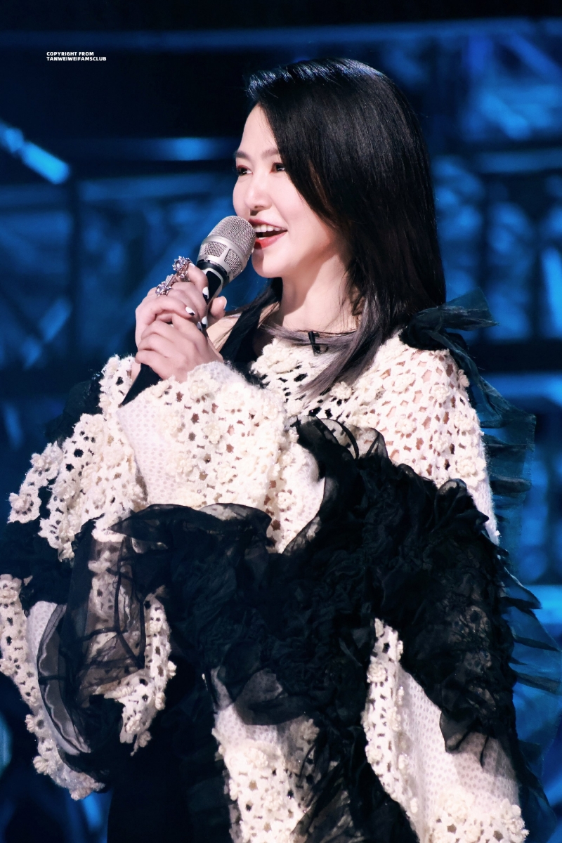 毕竟一开始就给“亲生女儿”谭维维大量的镜头,势必会引起观众的反感。