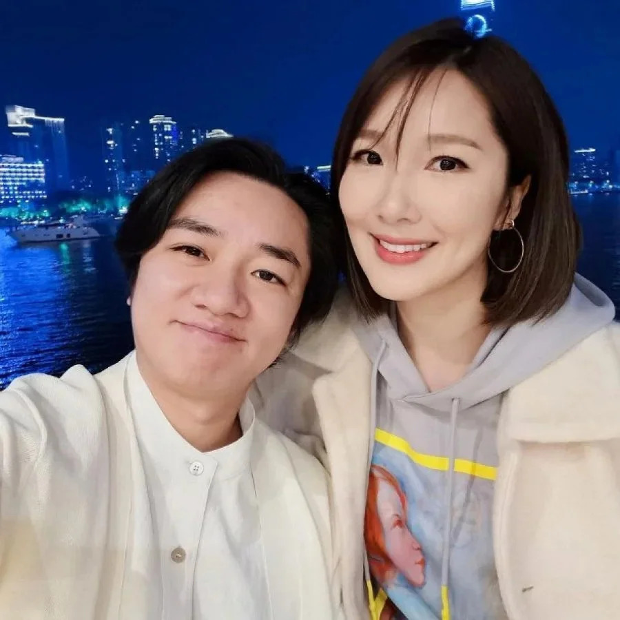 所以为了不打扰妻女休息,就决定直接在客厅睡觉。