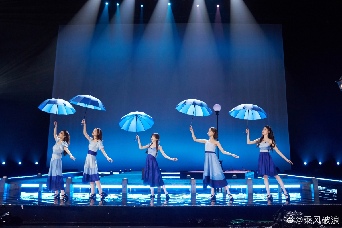 在脚受伤的情况下还要在水舞台上完成高难度的动作和唱歌令网心疼不已。