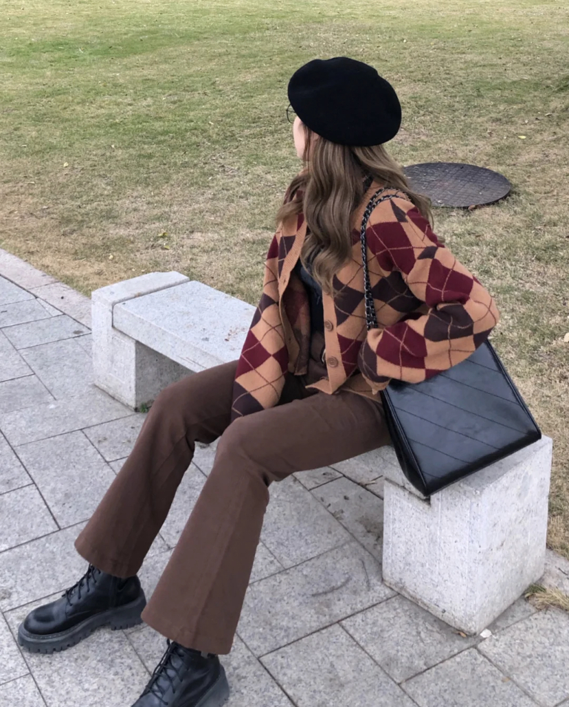 上衣的部分无论是短袖、长袖款或者卫衣等都超级百搭!