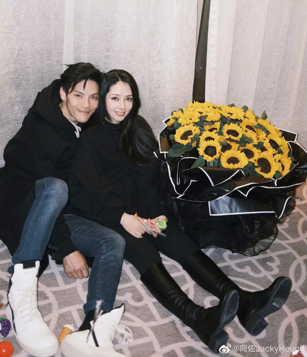 向佐在太太分娩期间一直都有陪伴左右，太太刚曝生完第二胎