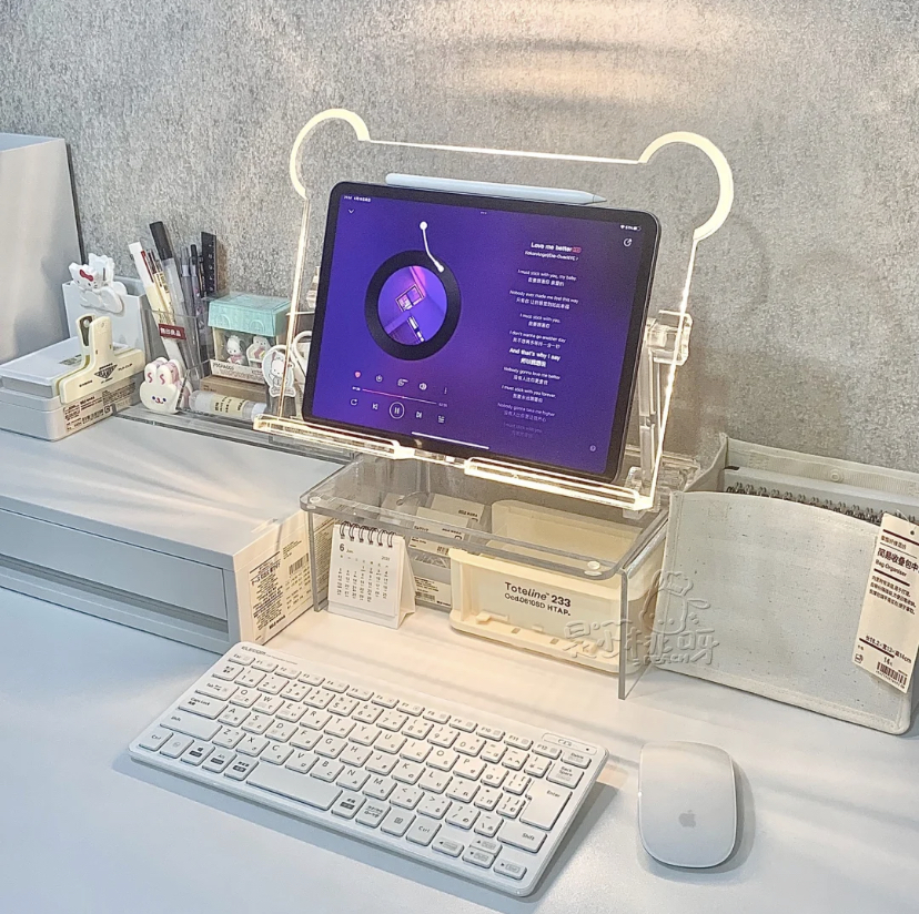 而且在支架的底部还会发光,氛围感满满可以打造好看的INS风书桌,夜里追剧还可以有暖灯照亮哦!