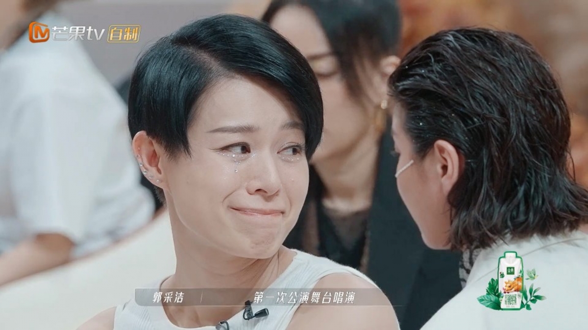 胡杏儿转过身给了她一个眼神,希望谭维维可以选自己