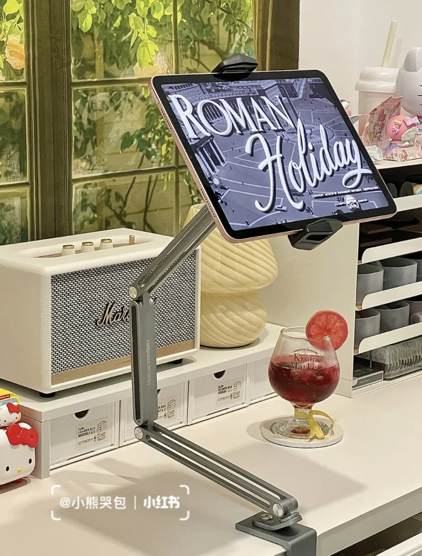 这款支架可以伸展和调节角度,很适合爱追剧的懒人党使用,除了放在书桌就连床头也能架上哦!