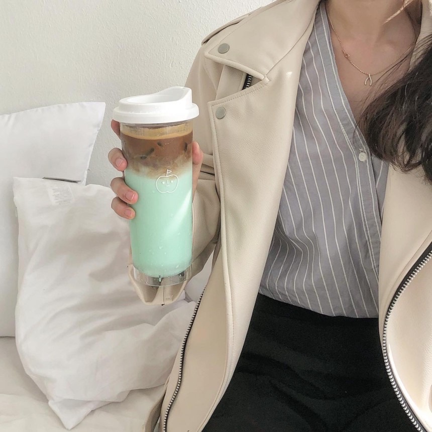 透明的杯子的设计非常有韩系INS风感,装了饮料后拍照也超好看的~