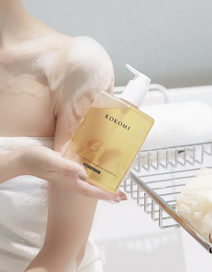 属于清爽的油状质地乳化得非常快,滋润度特别高但不会有假滑,经常使用肌肤也会变得更加柔软细腻。