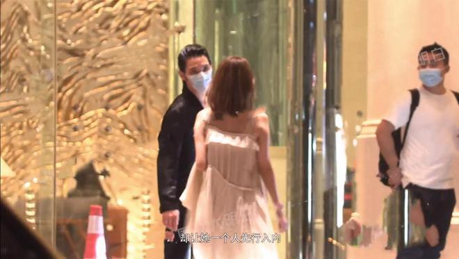 迎面而来跟他打招呼的是一位打扮性感的美女