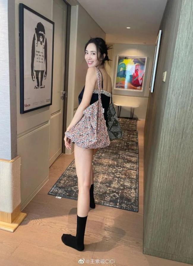 她家是地面3层楼和地下2层楼的小豪宅