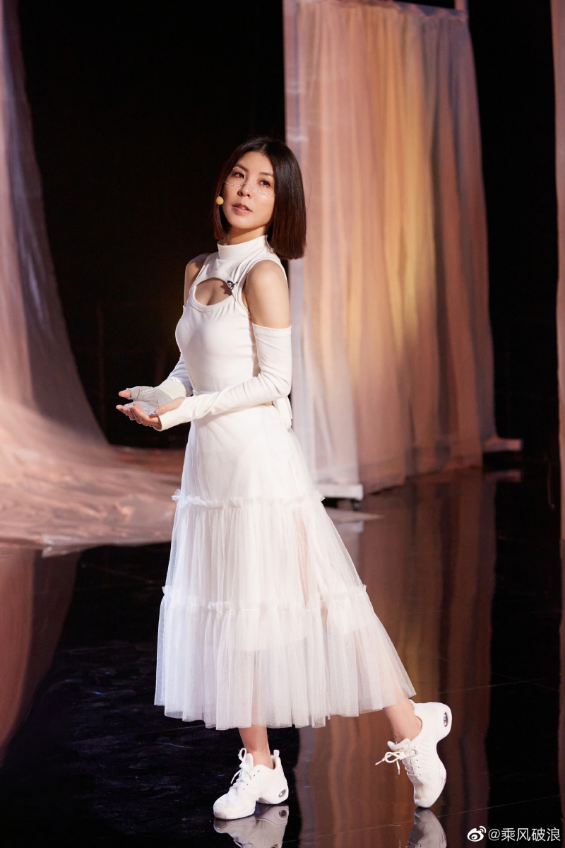 两人在节目开始的「零交流」也成为网友的话柄纷纷猜测是不是关系不合