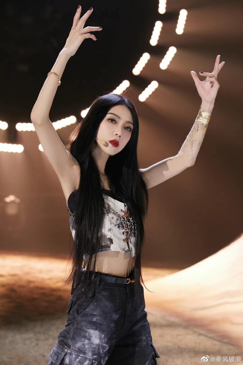 薛凯琪大可以选择人气高的王心凌组,但她拒绝的原因不是为了自己,反而考虑到了团队