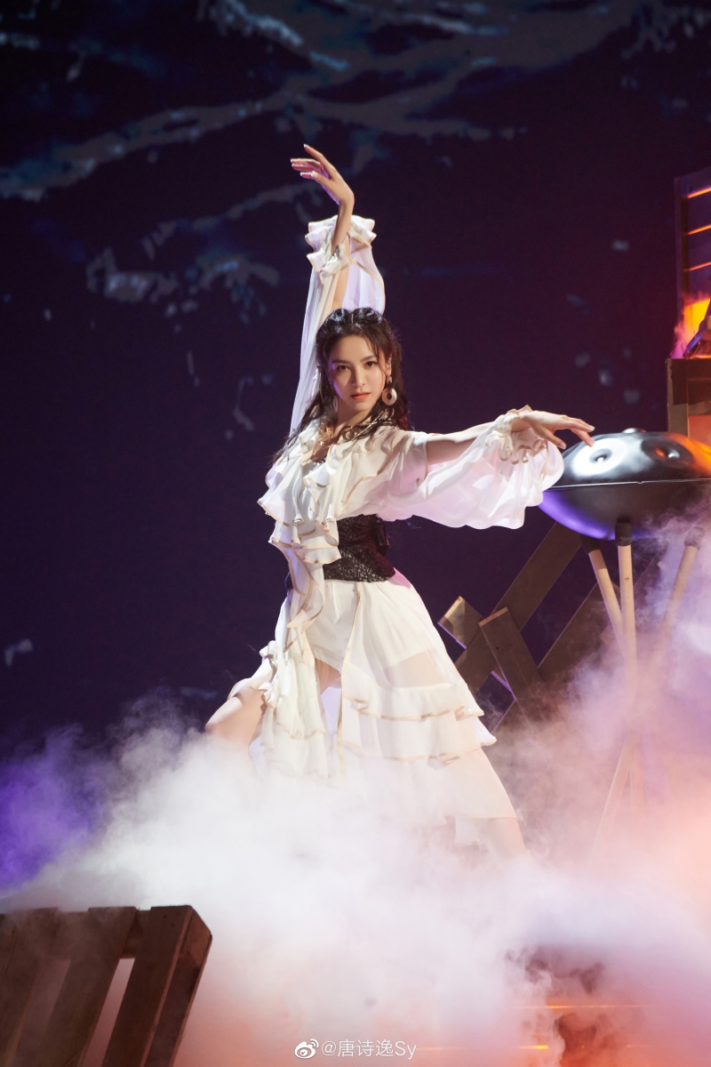 不少人都觉得唐诗逸会赶超张天爱和吴谨言卡第 9 位成团