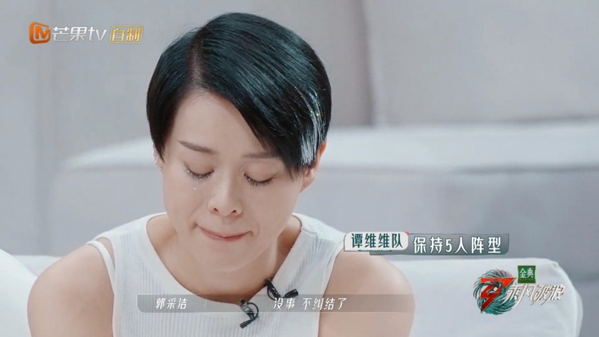 一脸沮丧地看着地面