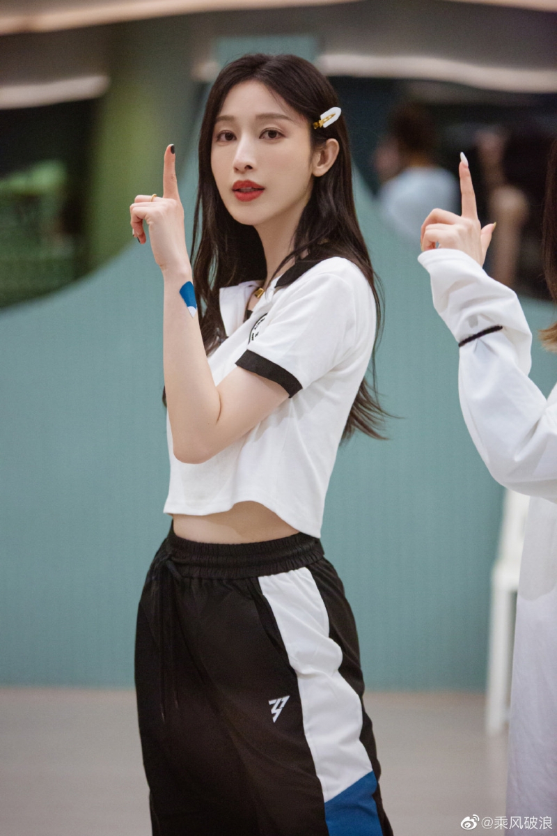 对此就有网友认为,在四公时张俪的舞蹈肯定被降了难度。