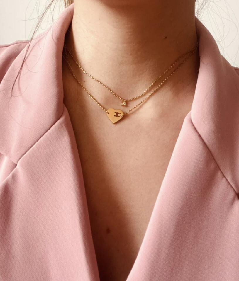 小小的爱心造型也是最经典好搭配的设计,绝对是时尚女孩们必入款式之一!