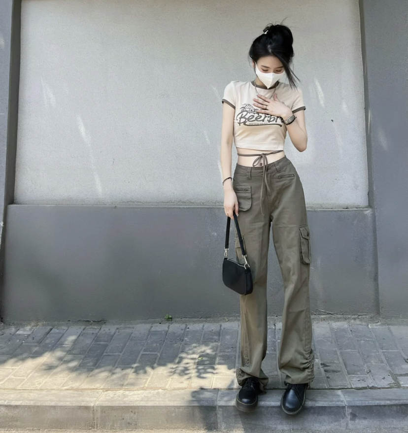 简单的短款上衣搭配复古工装裤真的超级好看!