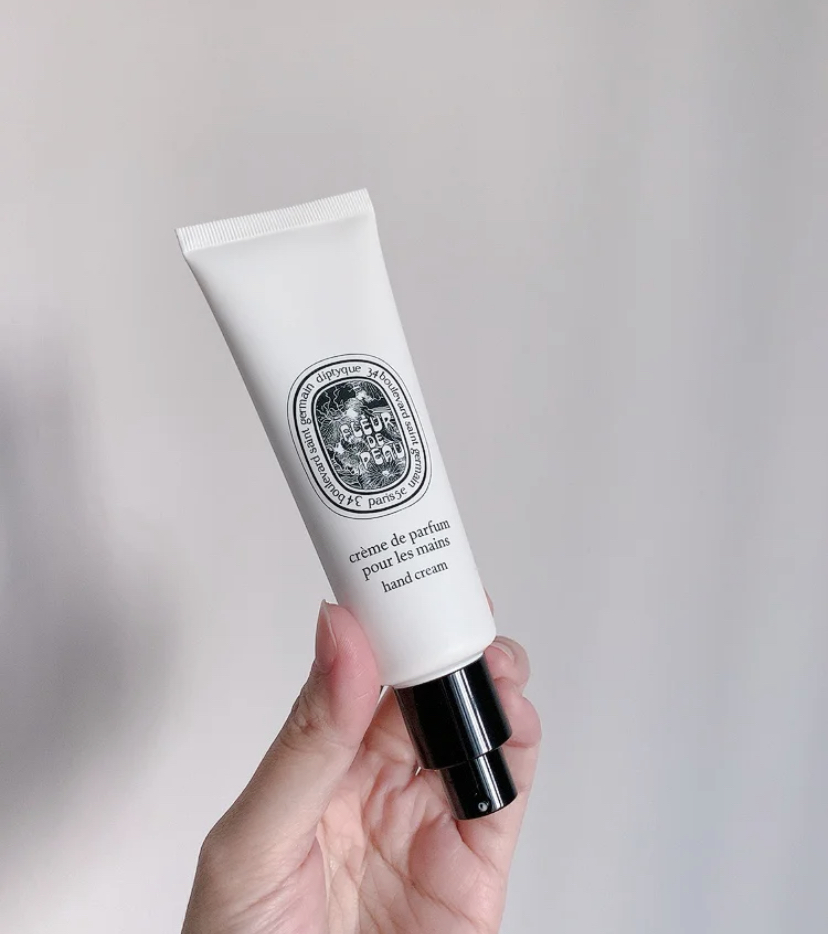 护手霜的质很轻盈上手非常好吸收,滋润和保护双手,还能当做香水的平替使用~