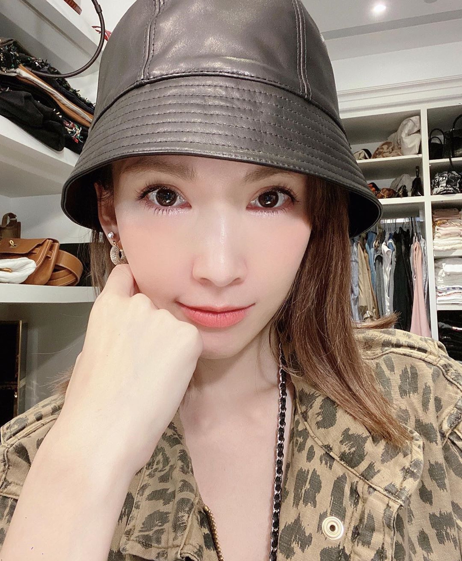 事实上为了早点扛起家计的陈若仪在高中毕业后,就以模特儿出道赚钱,也积极参与戏剧拍摄。