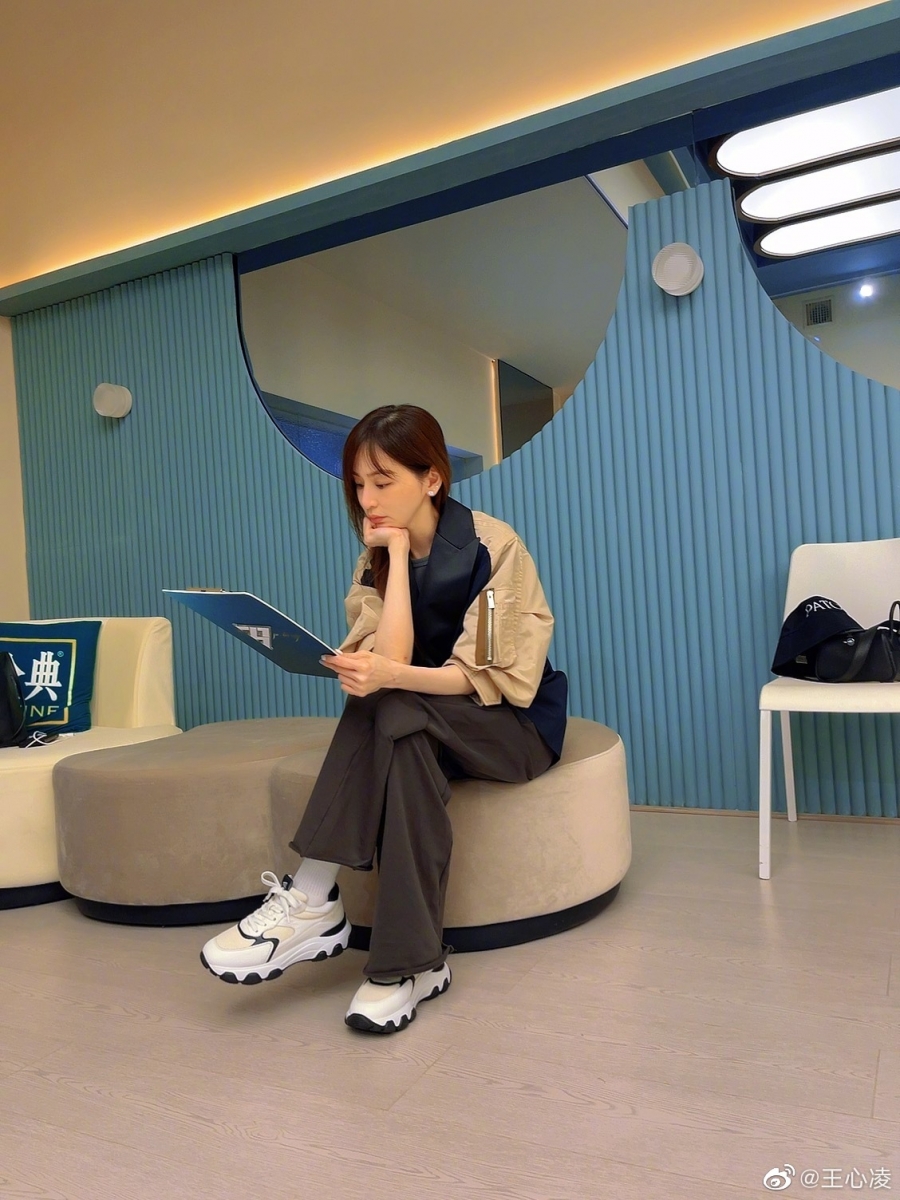 认为王心凌很红,自己也很喜欢她,但不得不说这首歌《星星点灯》就是不适合这个舞台。