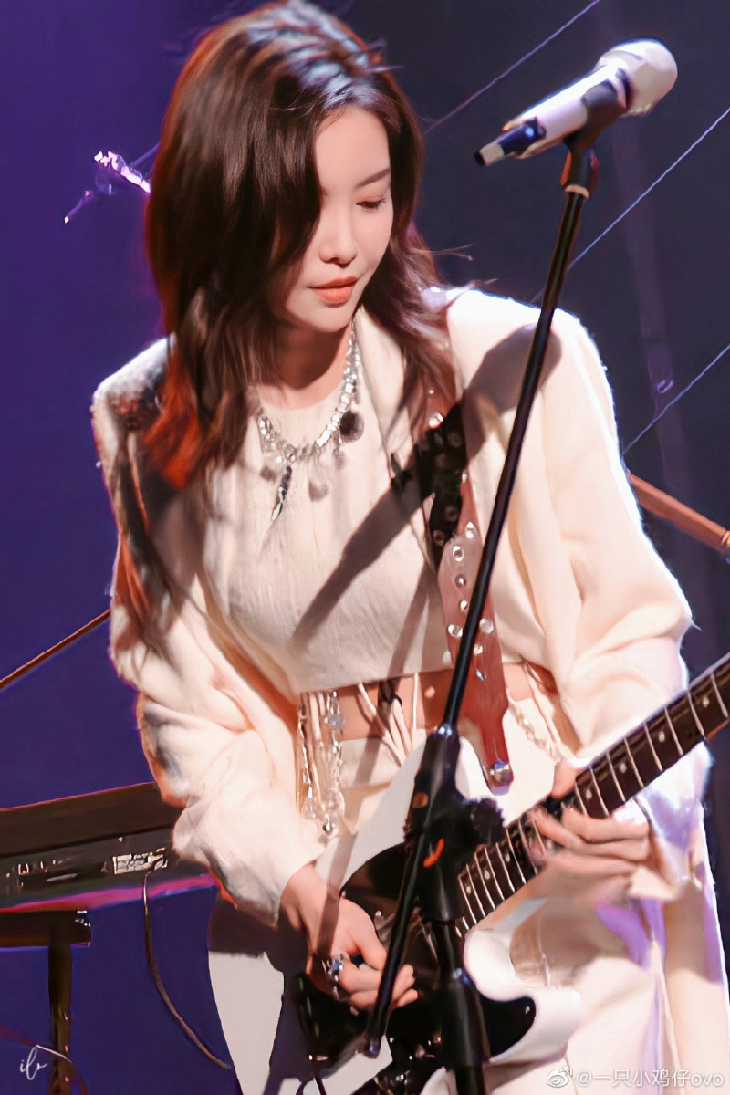 面对《乘风破浪〉四公淘汰,身为队长的于文文更是感到相当自责