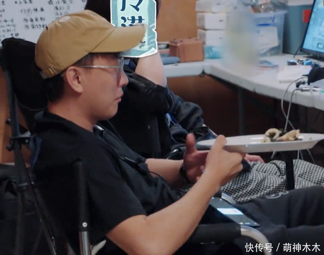 彭昱畅把自己都不想吃的鱿鱼,直接端给了工作人员,塞给导演让他们解决