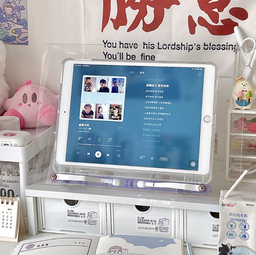 INS风感满满的透明亚克力支架,放上平板电脑用来工作、看剧、阅读