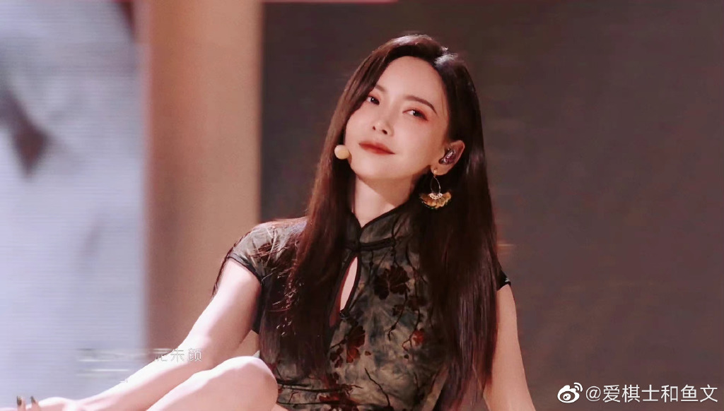 但无奈粉丝太热情,不仅影响其他观众的体验,甚至很多现场观众都表示自己耳朵差点没让对方喊聋了。