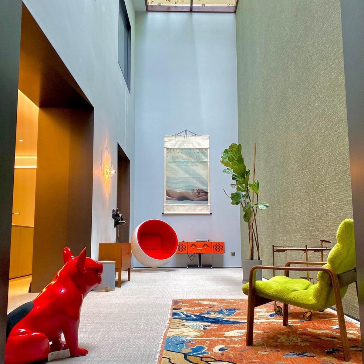 她家是地面3层楼和地下2层楼的小豪宅