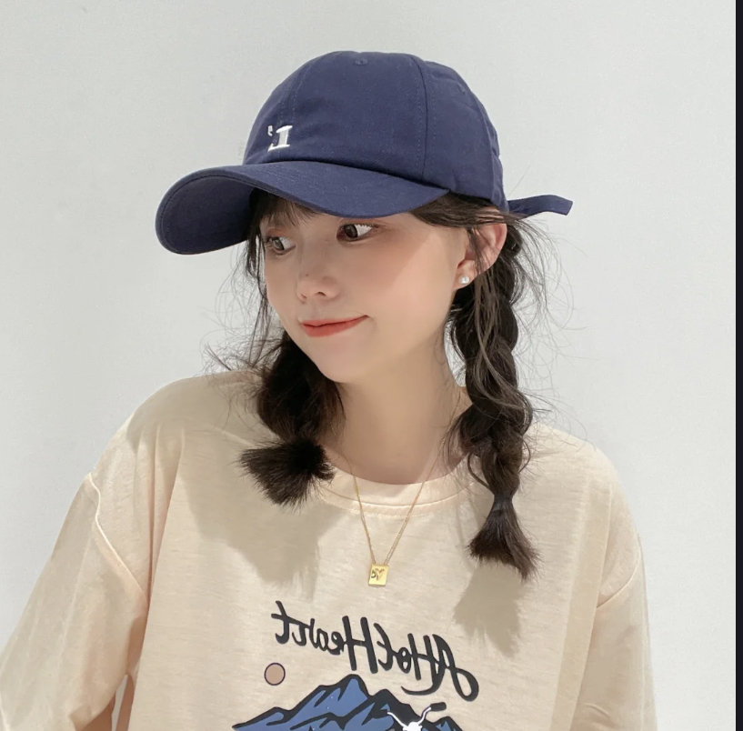 不但可以遮脸显瘦还很适合搭配马尾、麻花辫等发型，百搭的棒球帽基本不挑脸型