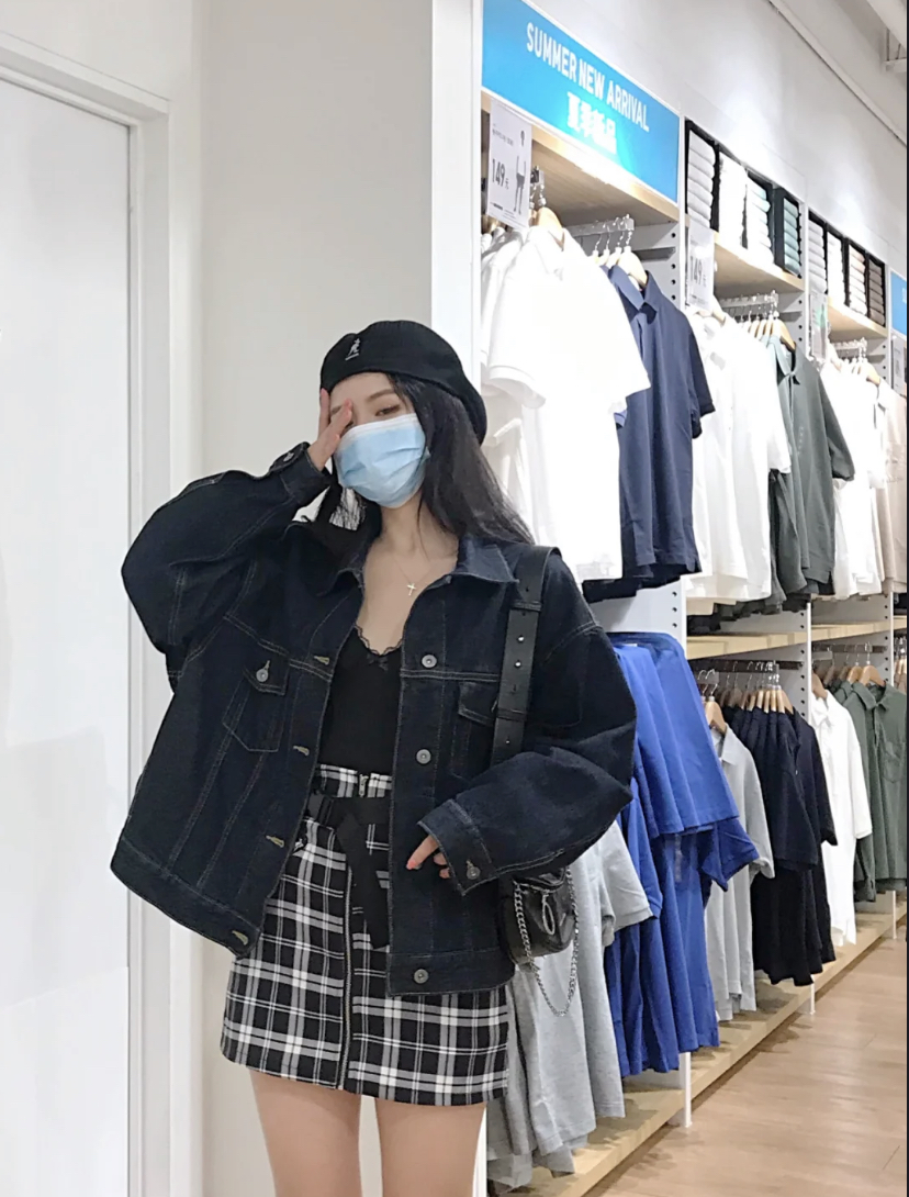 短款内搭和小短裙再套上牛仔外套,瞬间成为了少女心满满的减龄的穿搭!