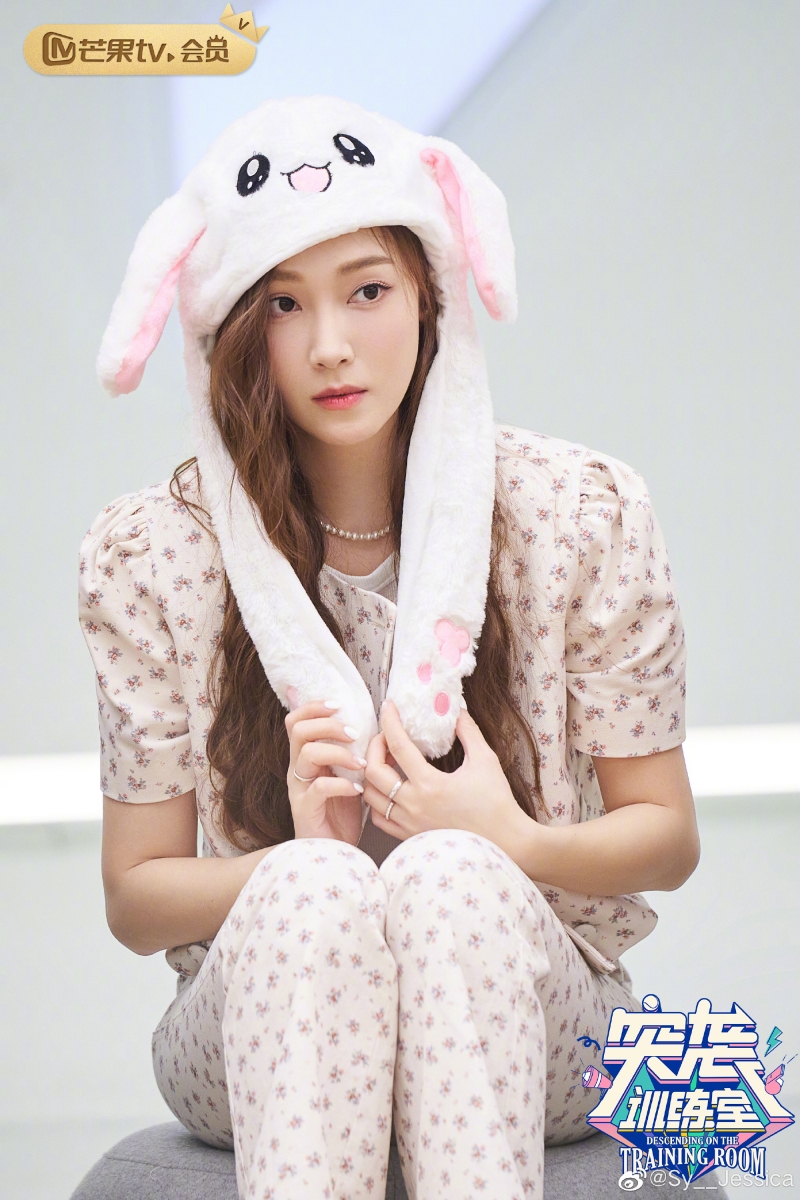 作为队长的Jessica郑秀妍自打官宣参加《乘风破浪3》后,争议似乎就没间断过。