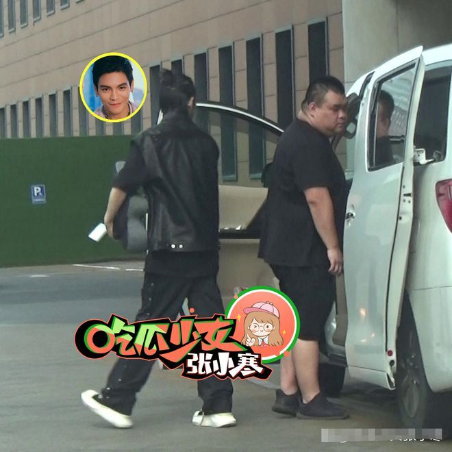 向佐拿着垫子现身在某医院，有网友猜测这个垫子应该就是给郭碧婷坐月子使用的