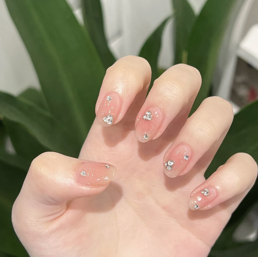 还可以加上Bling Bling的细闪或碎钻更亮眼