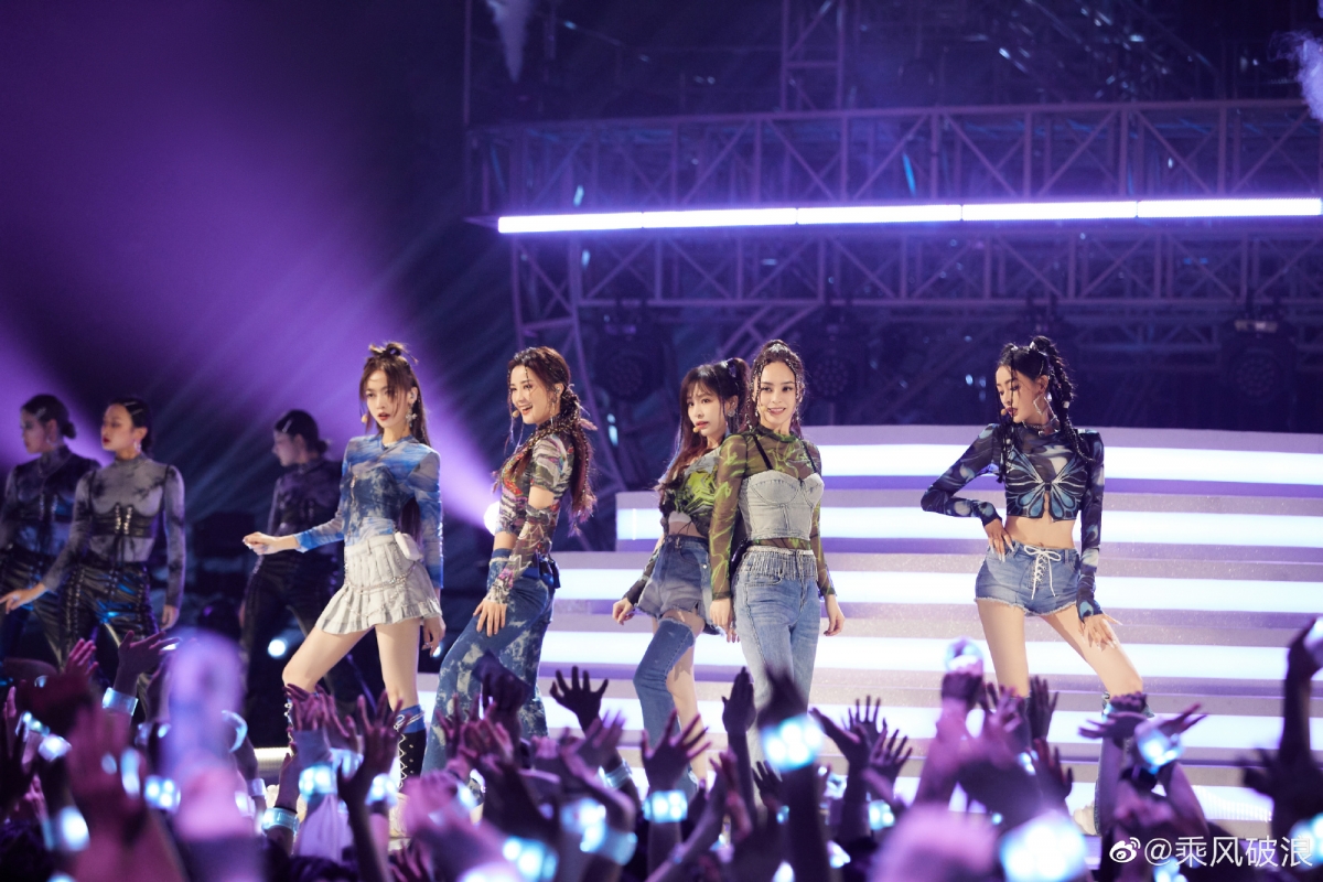 完全没有传达出原唱的想法,只是单纯变成女团歌。