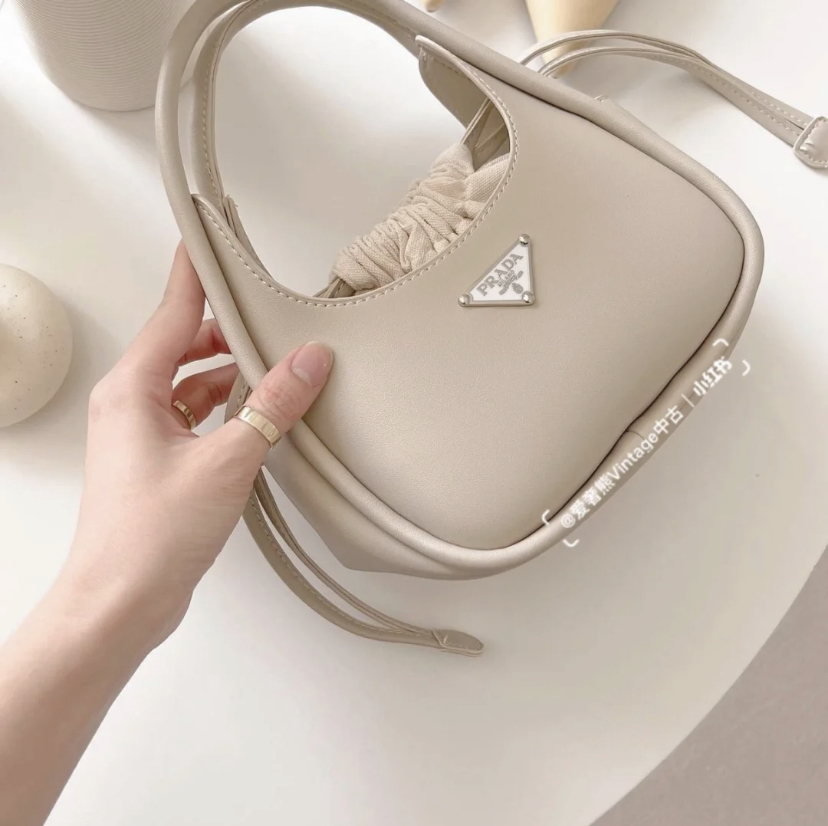 小巧的奶油包上身超减龄,最独特的就是采用束口设计,在细节上非常的加分哦!