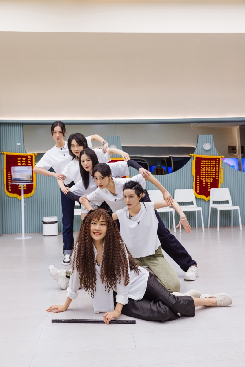 而郑秀妍组虽然都颜值超高，但只有郑秀妍一人进入前十，于文文有两人，谭维维组两人。