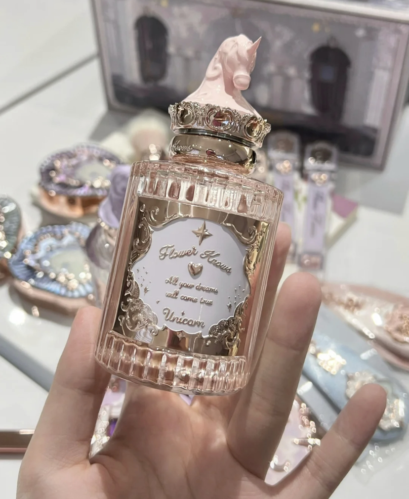 粉色款是荔枝玫瑰淡香水。喜欢草木香气的可以入手紫色款的无花果调香水