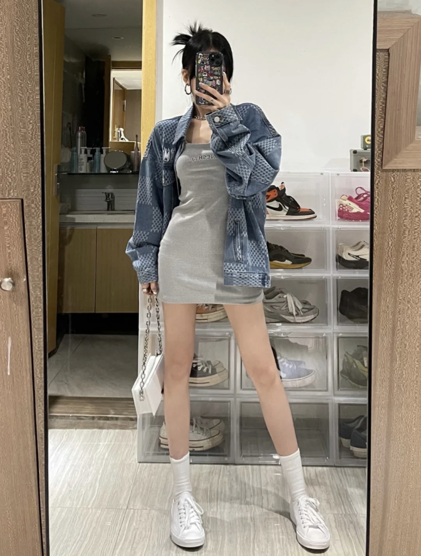 选择比较修身的连身短裙搭配牛仔外套,这种穿搭可盐可甜日常约会这样穿都很合适哦~
