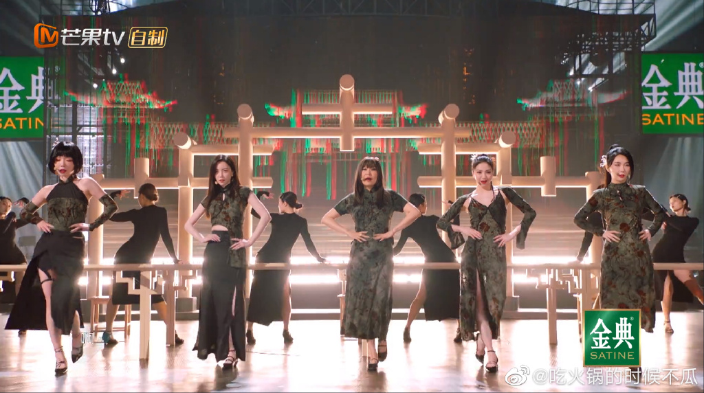 不少网友都觉得这次的舞台表演,于文文组的《佳人》表现出色,全员旗妩媚感十足。