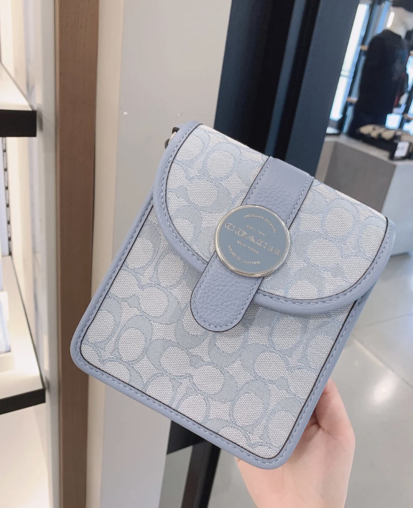 淡淡的蓝色也是热门的神仙色号之一