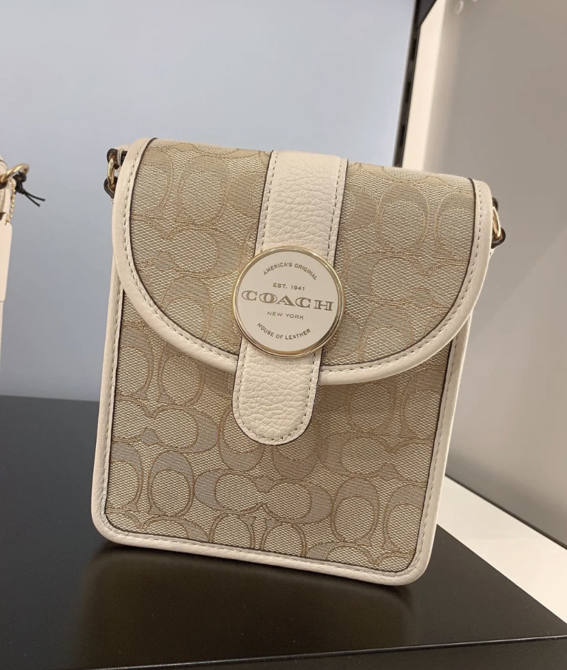 经典的米白色是搭配老花纹最有轻奢感的一款!