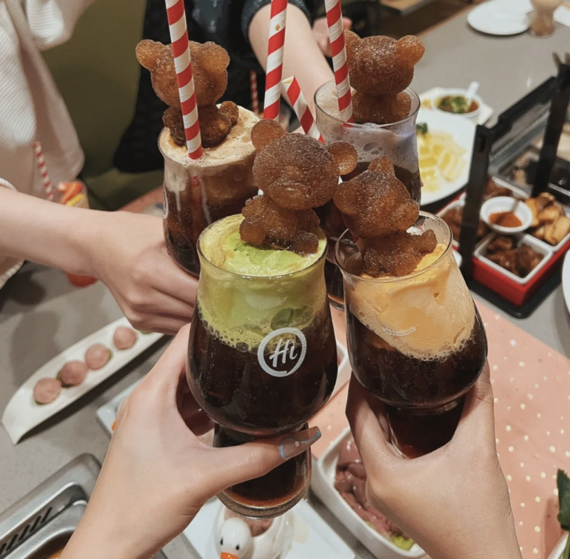想要获得「可乐熊」饮料同样只需要说出饮料名字,服务员听懂暗号就会给你送上饮料哦!