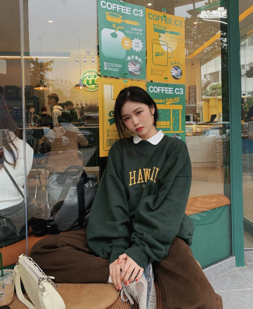 想要让修身效果更加明显,可以选择露出双腿让身材比例更好!