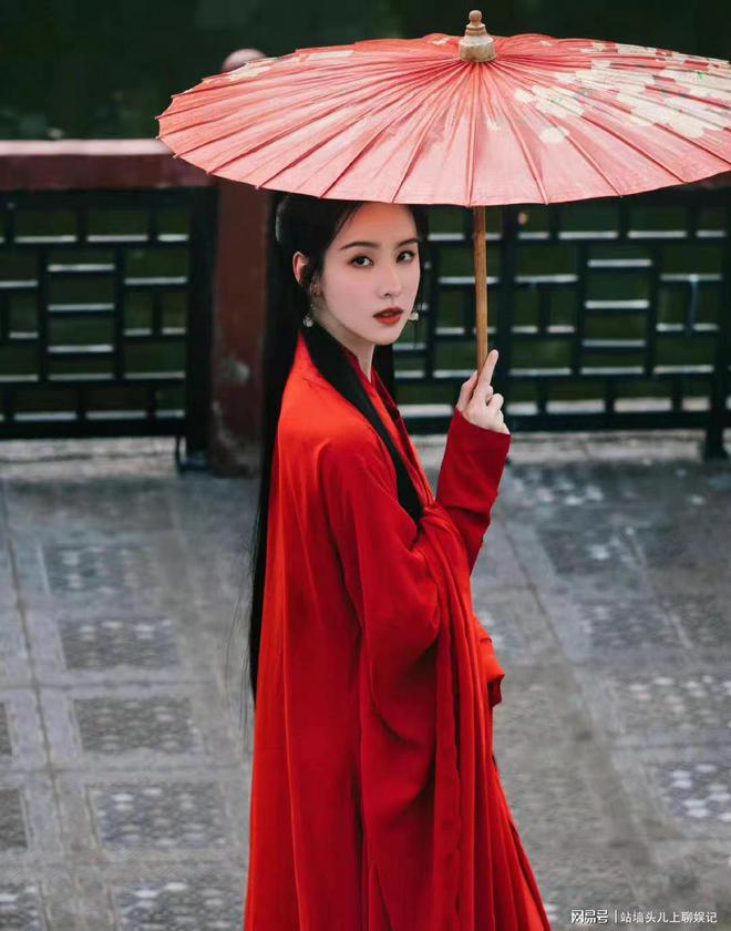 粉丝们纷纷表示真是「红衣飘飘天女下凡呀!」