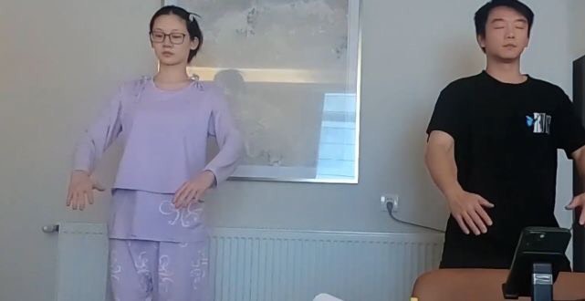 每天早上会陪老婆做“八段锦”