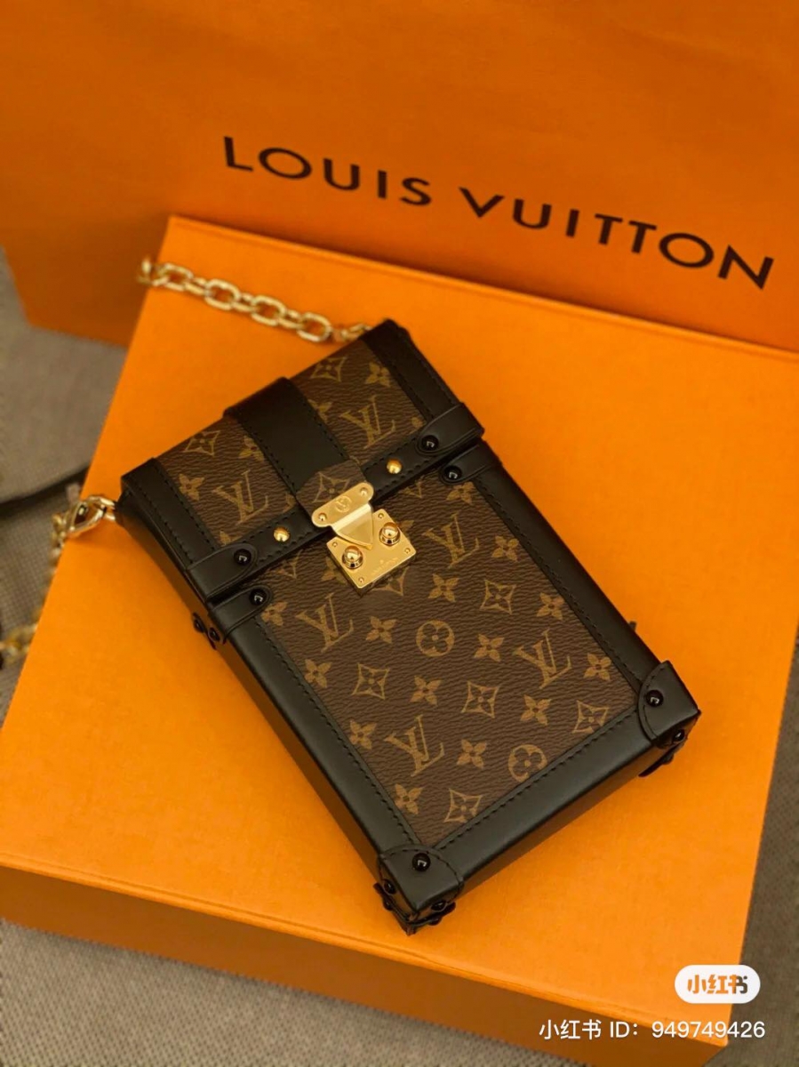 翻盖式金属锁扣细节也超级加分