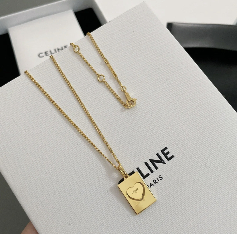 浪漫又唯美的的爱心设计吊坠,在方块中的小爱心会摆动,细节上特别加分让佩戴后的效果非常精致!