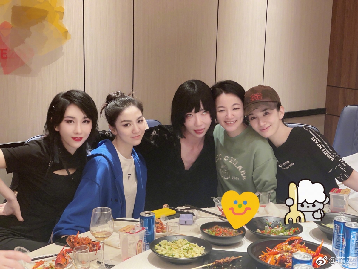 黄奕非常聪明把他们全马赛克掉